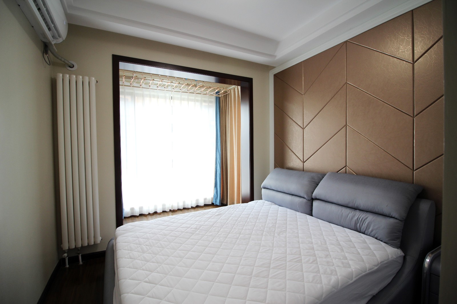 现代卧室床头软包实景图